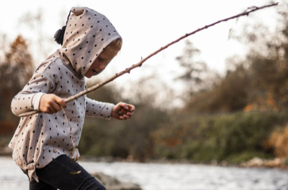Mädchen in Pullover aus Stoffonkel Bio Jacquard