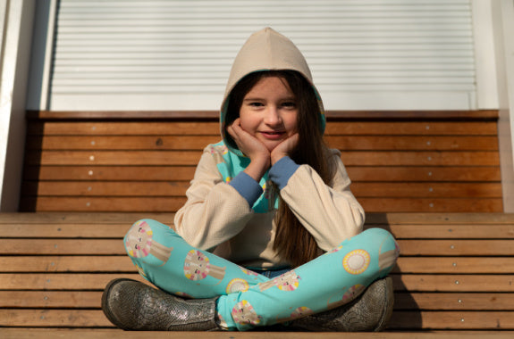 Mädchen in Löwenkind Biojersey Kleidung von Stoffonkel