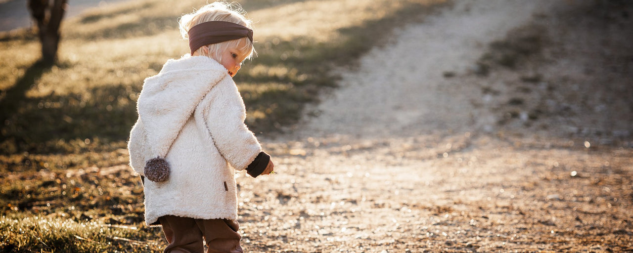 Mädchen in Jacke aus Bio Baumwollplüsch