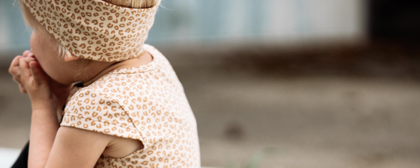 Mädchen in Kleid und Haarband aus Biojersey