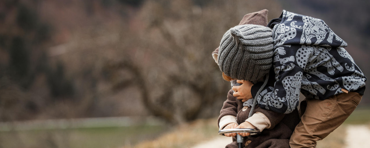 Junge in schwarzem Pullover aus fairtrade Bio Jacquard