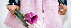 Mädchenkleid aus Musselin und Blumen