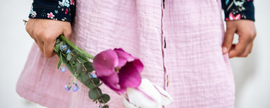 Mädchenkleid aus Musselin und Blumen