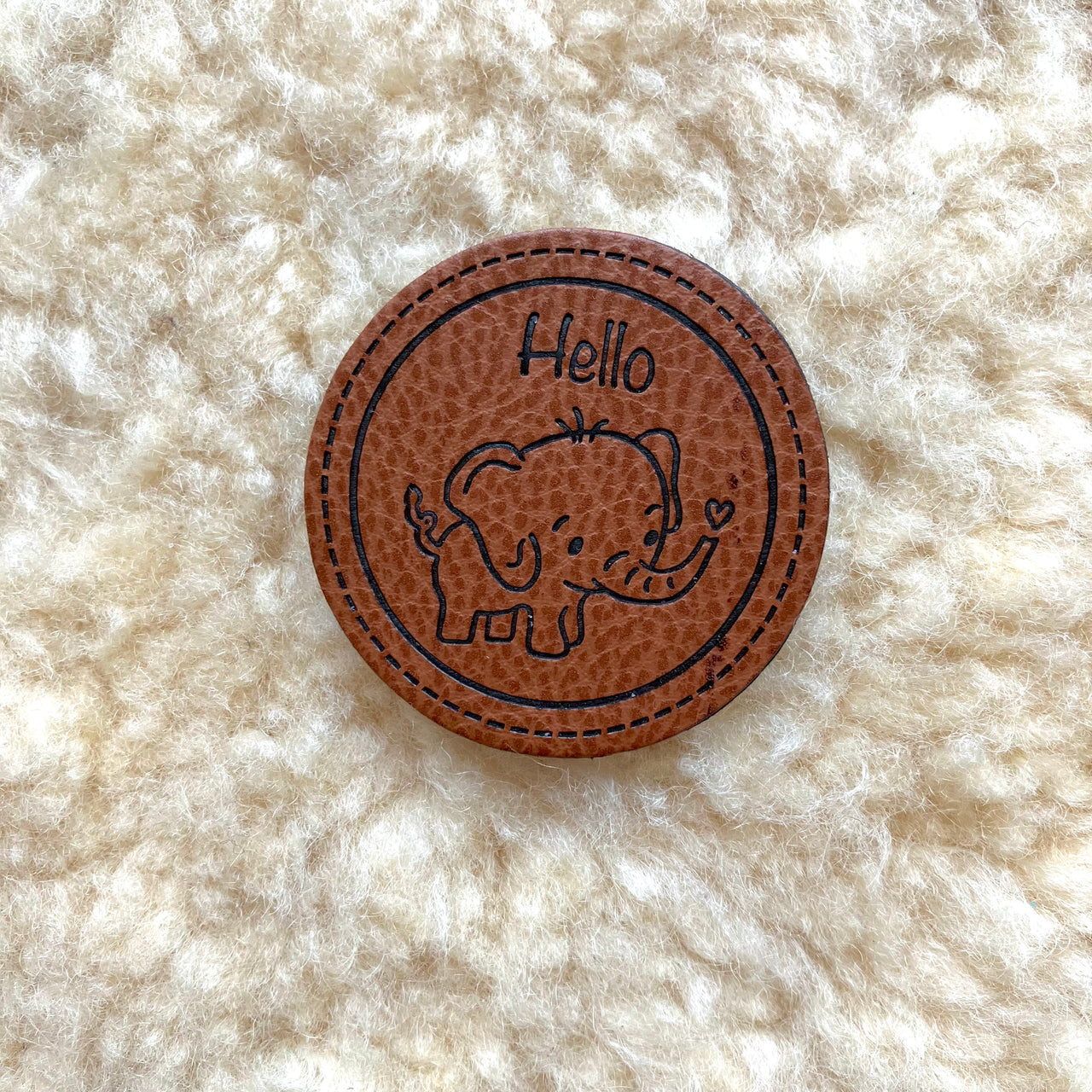 etichetta in finta pelle "Hello"