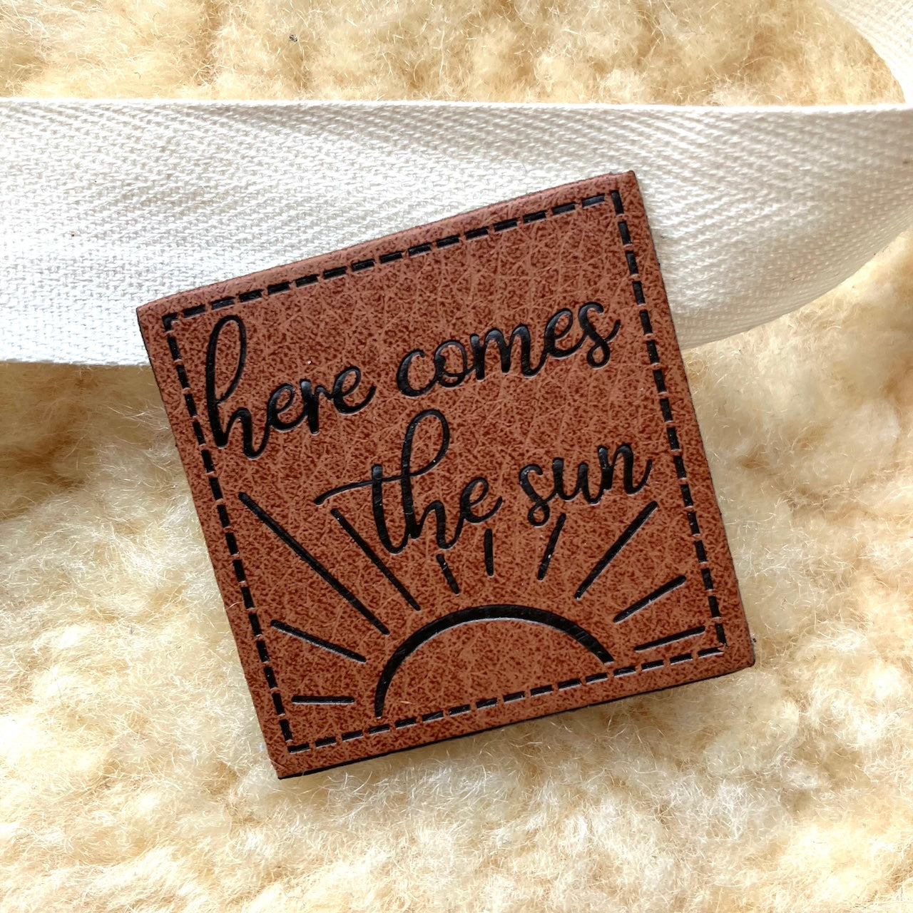 Etichetta in finta pelle "Ecco che arriva il sole"