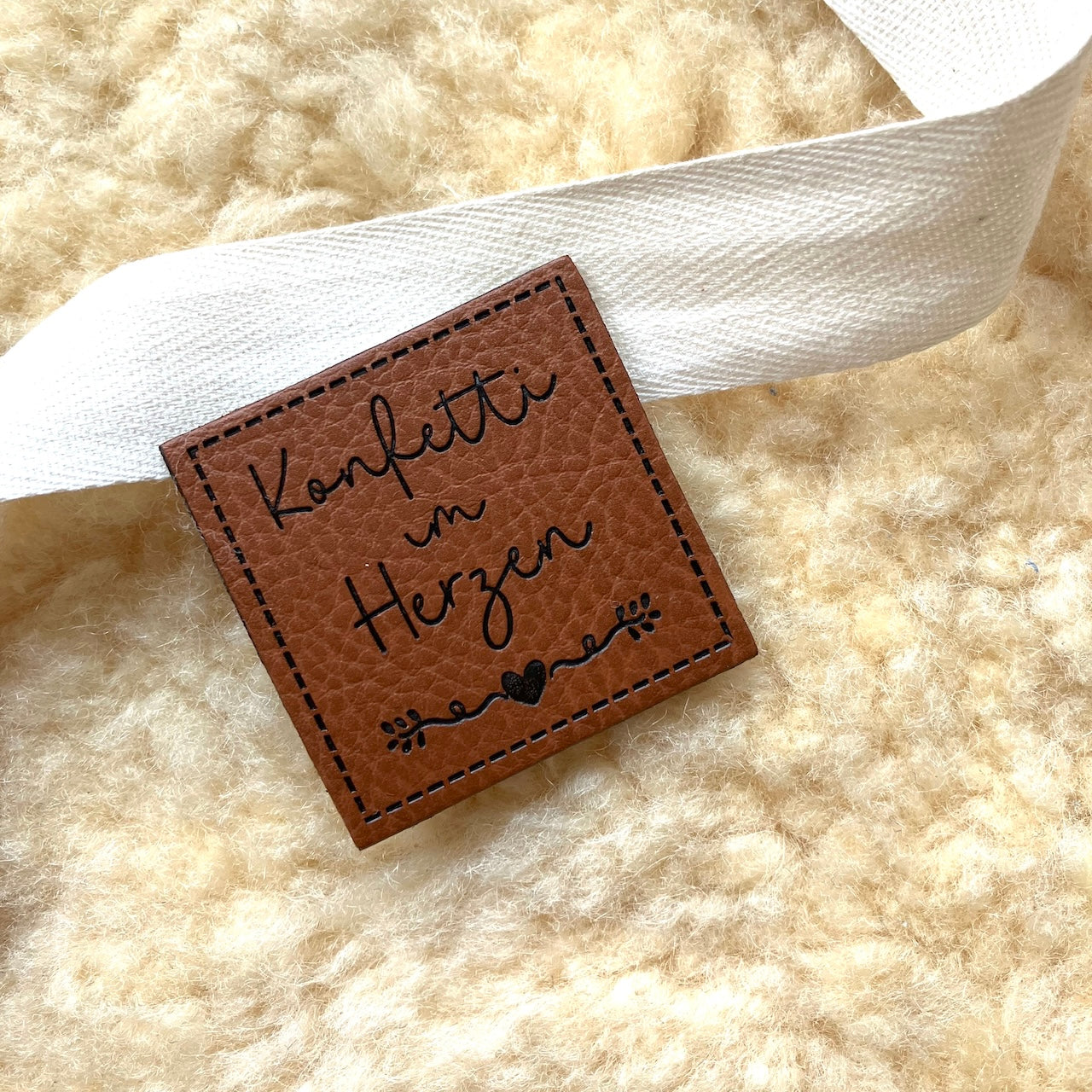 Etichetta in finta pelle "Confetti nel cuore"