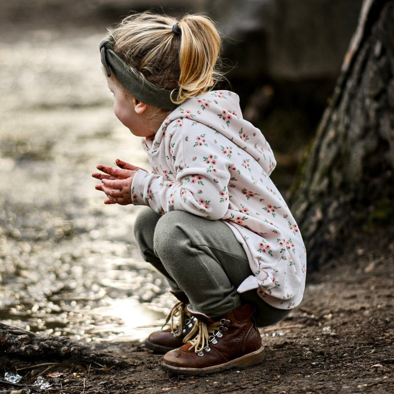 Mädchen in Kleidung aus Stoffonkel Nicky
