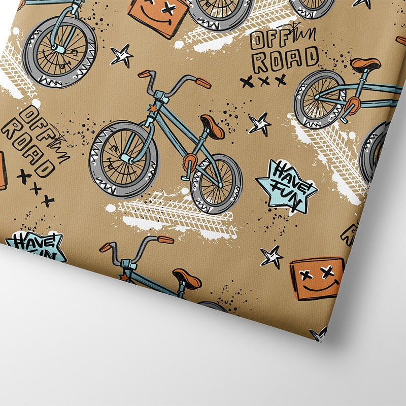 Coole Bikes Biojersey. Hellblaue Fahrräder für Kinder auf ockerfarbenem Hintergrund. Stoffe für Kinder kaufen